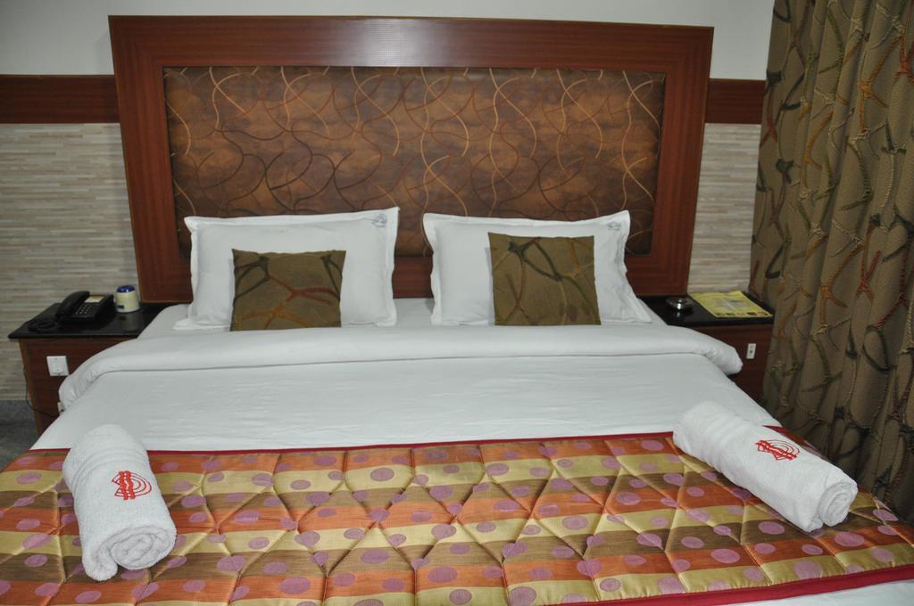 Hotel Aryaas Palayankottai Dış mekan fotoğraf